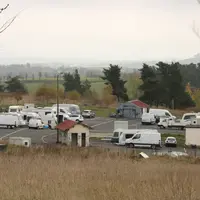 l'aire de la touète avec des caravanes