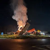 Un feu au milieu d'un rond-point la nuit