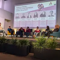 5 femmes cheffes d'entreprise une sociologue une animatrice de débats discutent de la place des femmes dans la gestion d'entreprises, notamment agrico