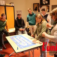 Un groupe de personnes autour d'une table.