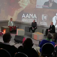 4 personnes sur une scène.