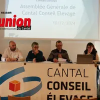 Des personnes a une table