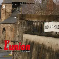 Le village de Cézens avec une banderole blanche