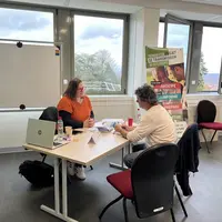Deux personnes en rendez-vous.