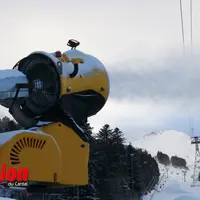 Un canon à neige jaune