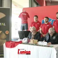 Joueurs de rugby, deux présidents qui signent un contrat