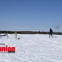 Un skieur de dos