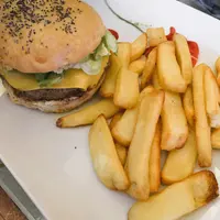 burger avec des frites.