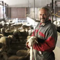 Alexandre Mirman dans sa bergerie