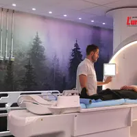 Une personne et un soignant dans une IRM.