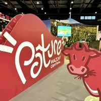 Pancarte pâture rouge avec une vache, dans un salon.