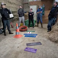 pauline garcia formatrice et éthologue donne une formation sur le bien-être animal dans un élevage du Puy-de-Dôme