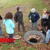 Un groupe de personnes autour d'un puits