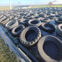 des rangées de pneus sont utilisés pour lester une bâche.
