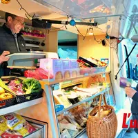un epicier ambulant dans son camion sert un client