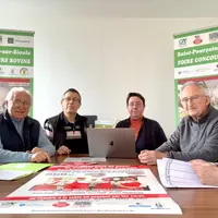 six personnes posent, assis autour d'une table