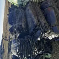 Des tas de plastiques agricoles dans un champ
