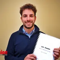 Léo Pons tient dans les mains le script manuscrit du court métrage "Les égarés"