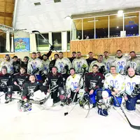 Équipe de hockey sur la patinoire.