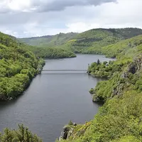 Une rivière coule au milieu de collines verdoyantes