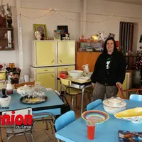 une personne au milieu des meubles en Formica de couleur bleu.