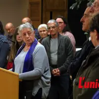 Le maire de Mauriac, Edwige Zanchi, s'adresse depuis un pupitre aux personnalités locales.