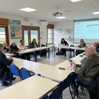 personnes autour d'une table de réunion