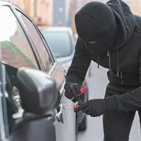 homme vol voiture