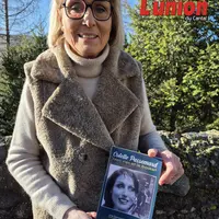 Colette Ponchet Passemard tenant son livre dans la main
