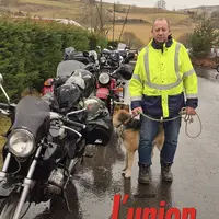 de gauche à droite : des motos, un chien et pascal macheix avec une veste jaune