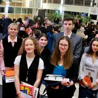 Jeunes participants en public au concours d'éloquence.