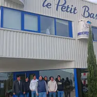 En décembre dernier, les éleveurs qui souhaitent se lancer dans la production ovin lait ont visité l'usine de la société Le Petit Basque près de Borde