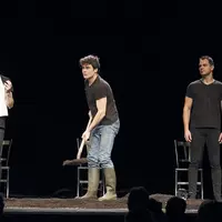 Les trois comédiens sur scène