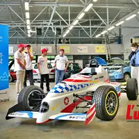 Jeunes lycéens autour d'une formule 4