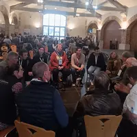 Groupe de personnes assises en formant un cercle en train d'échanger