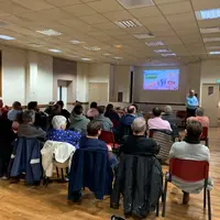réunion dans une salle polyvalente