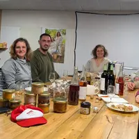 Jeunes agriculteurs autour d'une table.