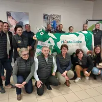 Exposants et organisateurs du stand Haute-Loire devant la mascotte.