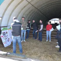 groupe de personne dans une bergerie journée inn'ovin