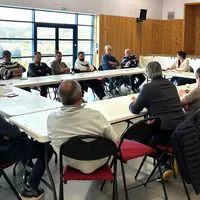 personnes autour d'une table de réunion