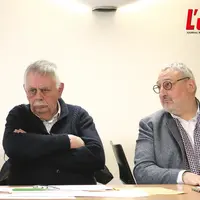 Deux hommes assis cote à cote.