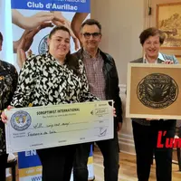 Léa Giraudet reçoit un cheque géant de 1500€.