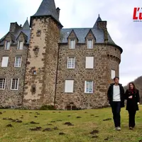 un couple marche dans le parc du jardin de Longevergne