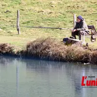 Pêcheur sur la rive avec sa ligne déjà lancée