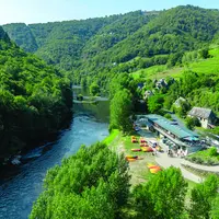 Paysage avec une rivière et des kayak