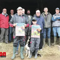 Des messieurs qui tiennent une affiche