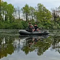 un homme et son fils dans un float tube sur un fleuve