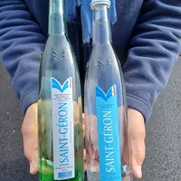Les bouteilles d'eau de Saint-Géron reconnaissables par leur forme et leur matériau en verre.