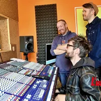 Thomas Kahn dans un studio d'enregistrement, côté régie.