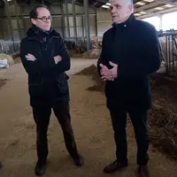 deux hommes discutent